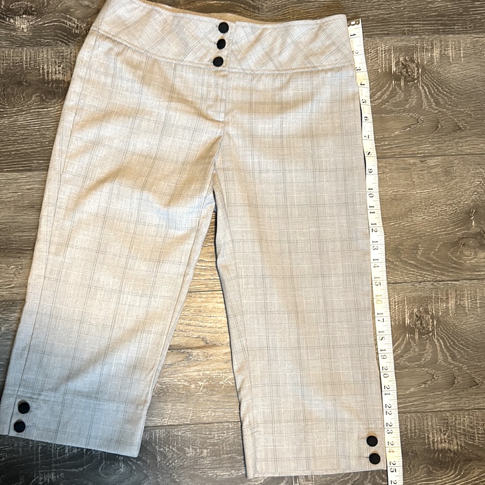 White House Black Market capri pants - Picture 5 of 7